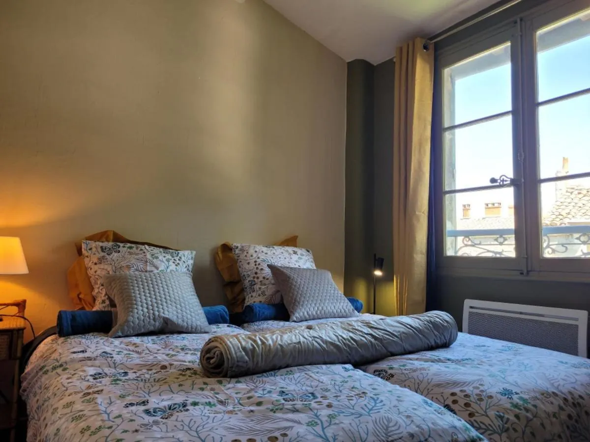 Apartament Un Nid Sur Les Toits Face Au Palais Des Papes Awinion 0*,