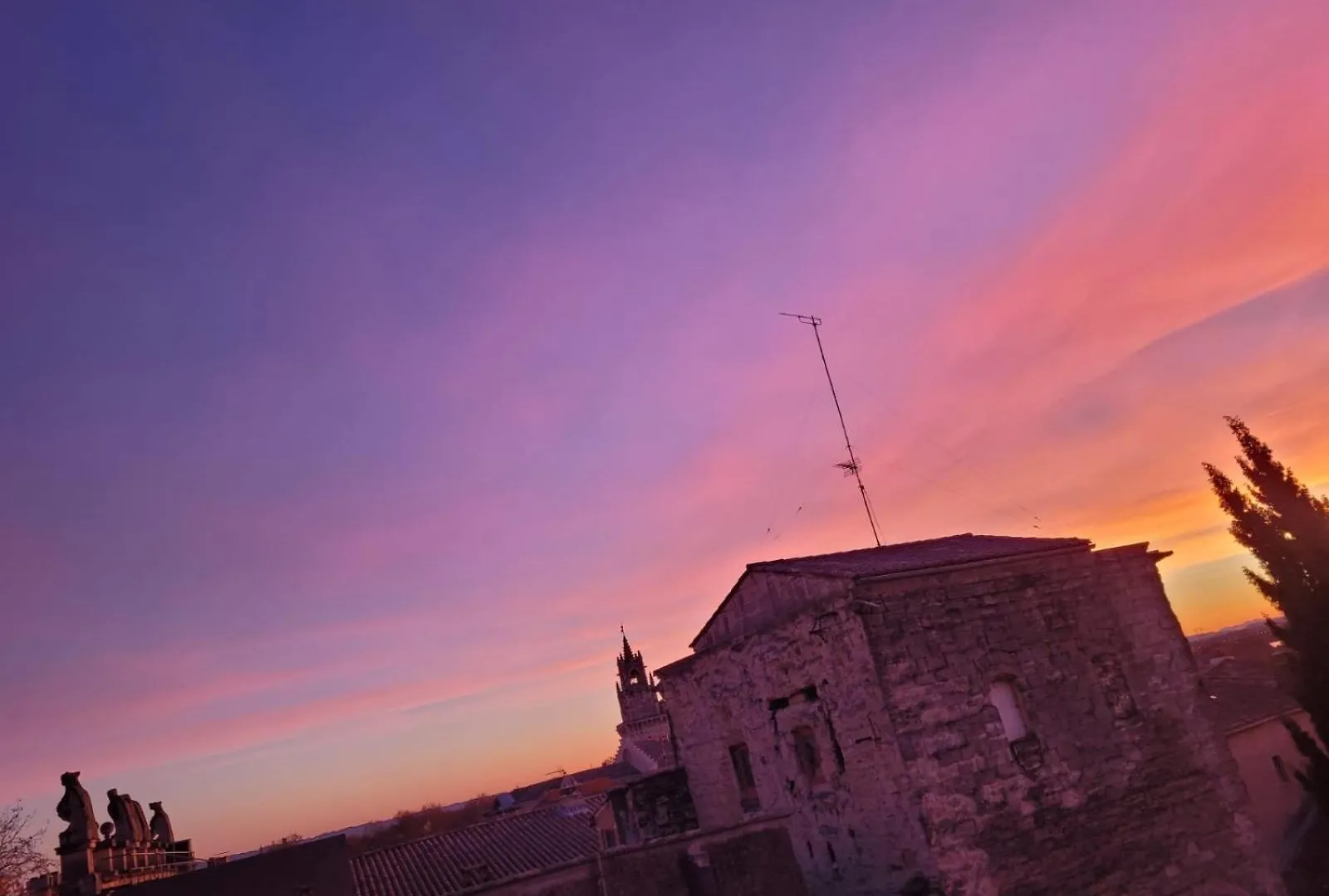 Apartament Un Nid Sur Les Toits Face Au Palais Des Papes Awinion Francja
